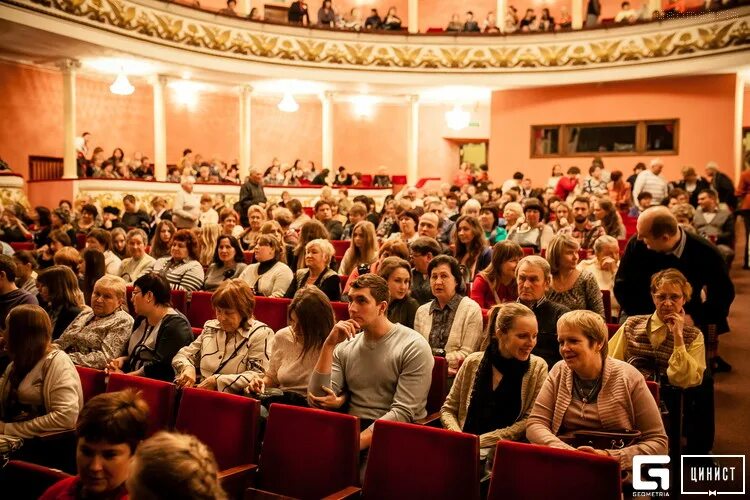 Тверская драма сайт. Тверской драматический театр зал. Тверской Академический театр драмы зал. Тверской театр драмы бельэтаж. Драмтеатр Тверь зал.