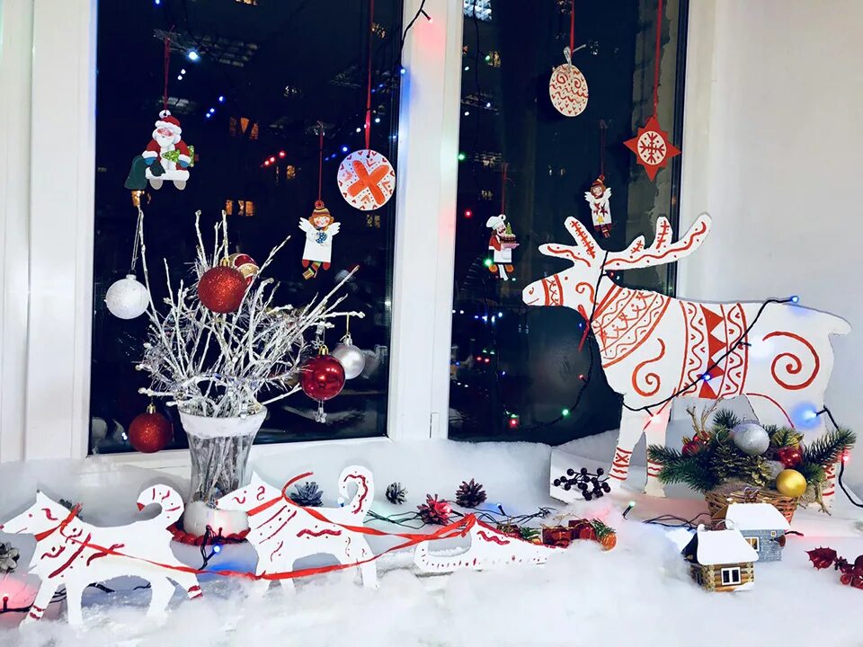 новогодняя инсталляция на окне. украшение офиса. украсить офис на новый год. оформление на работу в декабре. оформление на работу в декабре.