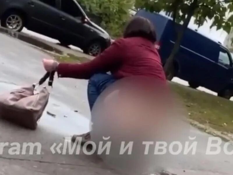 Справляет нужду видео. Женщины справляют нужду на улице. женщины справляют малую нужду. справляют нужду на детской площадке. видео женщин.