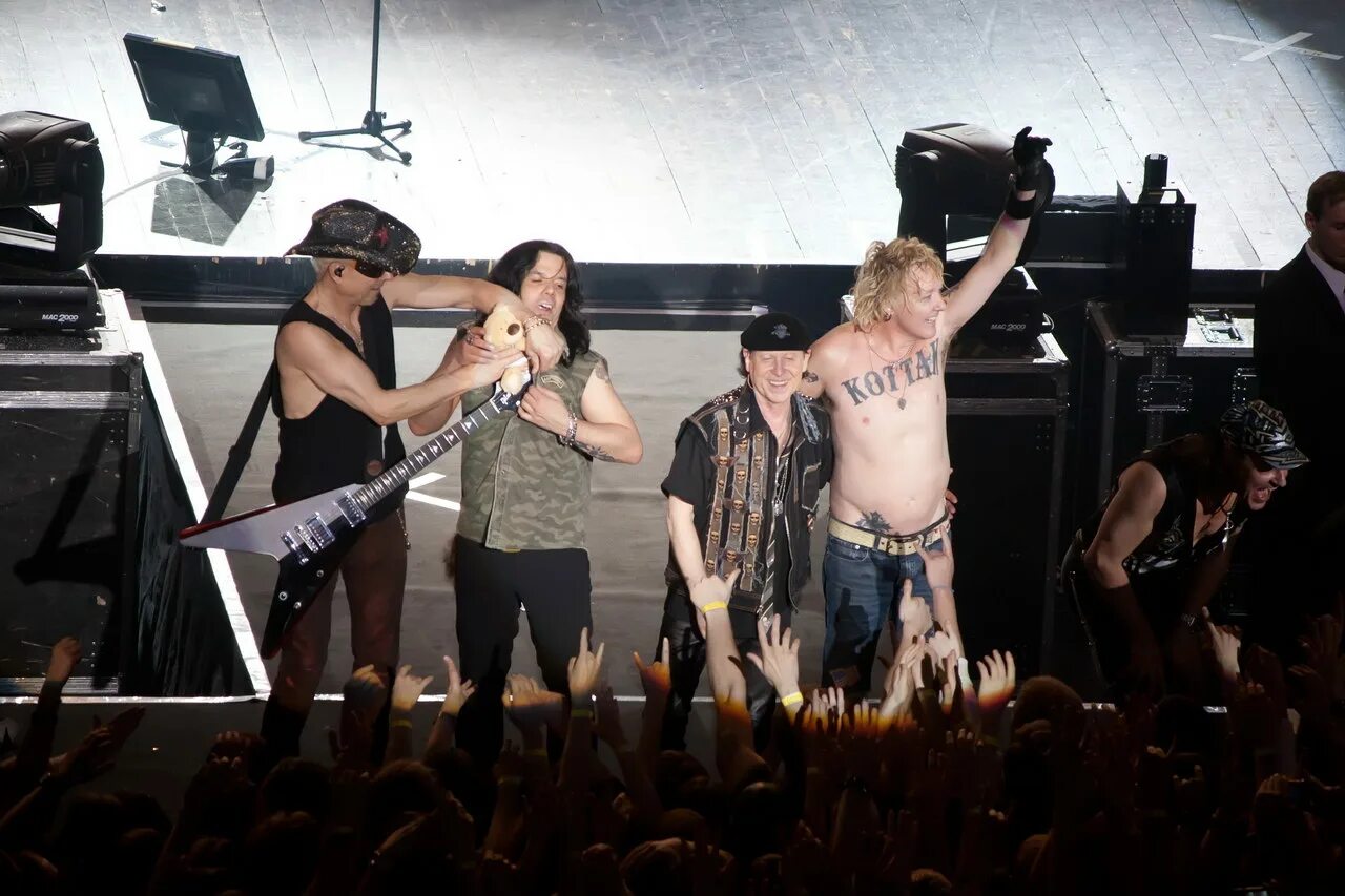 Scorpions in Concert Крокус. Крокус Сити скорпионс. Девушки на концерте Scorpions. Scorpions концерты в 2000. Кадры пыток крокус сити