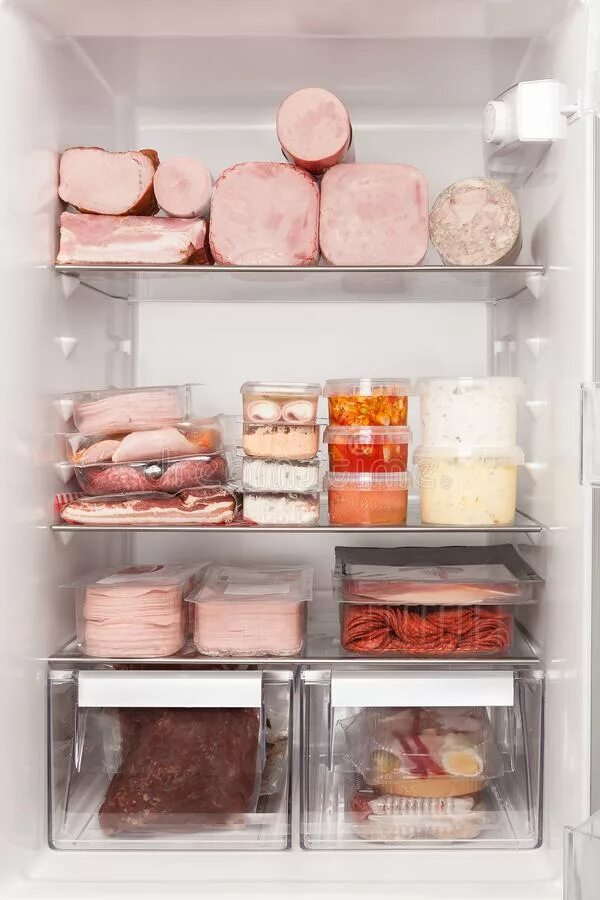Холодильник полный мяса. Мясные продукты в холодильнике. Колбаса в холодильнике. Холодильник для мяса. Можно хранить колбасу в холодильнике