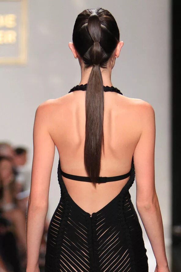 Прическа хвост на длинные волосы. Хвост со спины. Красивые девушки с мелированными волосами. Гладкие прически на длинные волосы. Низкий хвост.