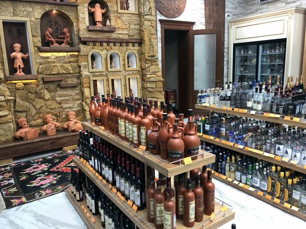 Кизлярские магазины в москве. Лоза-кизлярского коньячного завода, кизляр. Коньячный магазин в махачкале на дахадаева. Дагестанский магазин в москве. Дербентский коньячный завод фирменный магазин.