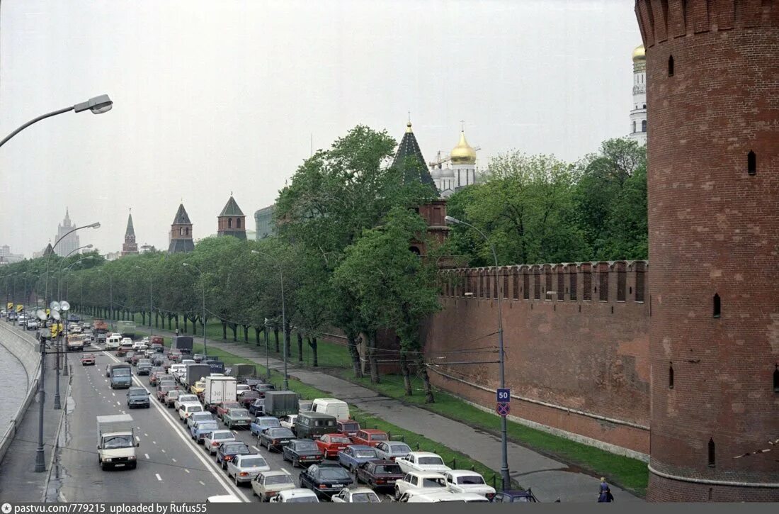 Москва 1998 Кремль. Тверская улица 1998 год. Москва 1999. Прогулка по кремлевской набережной в Москве. Лето нулевые отзывы