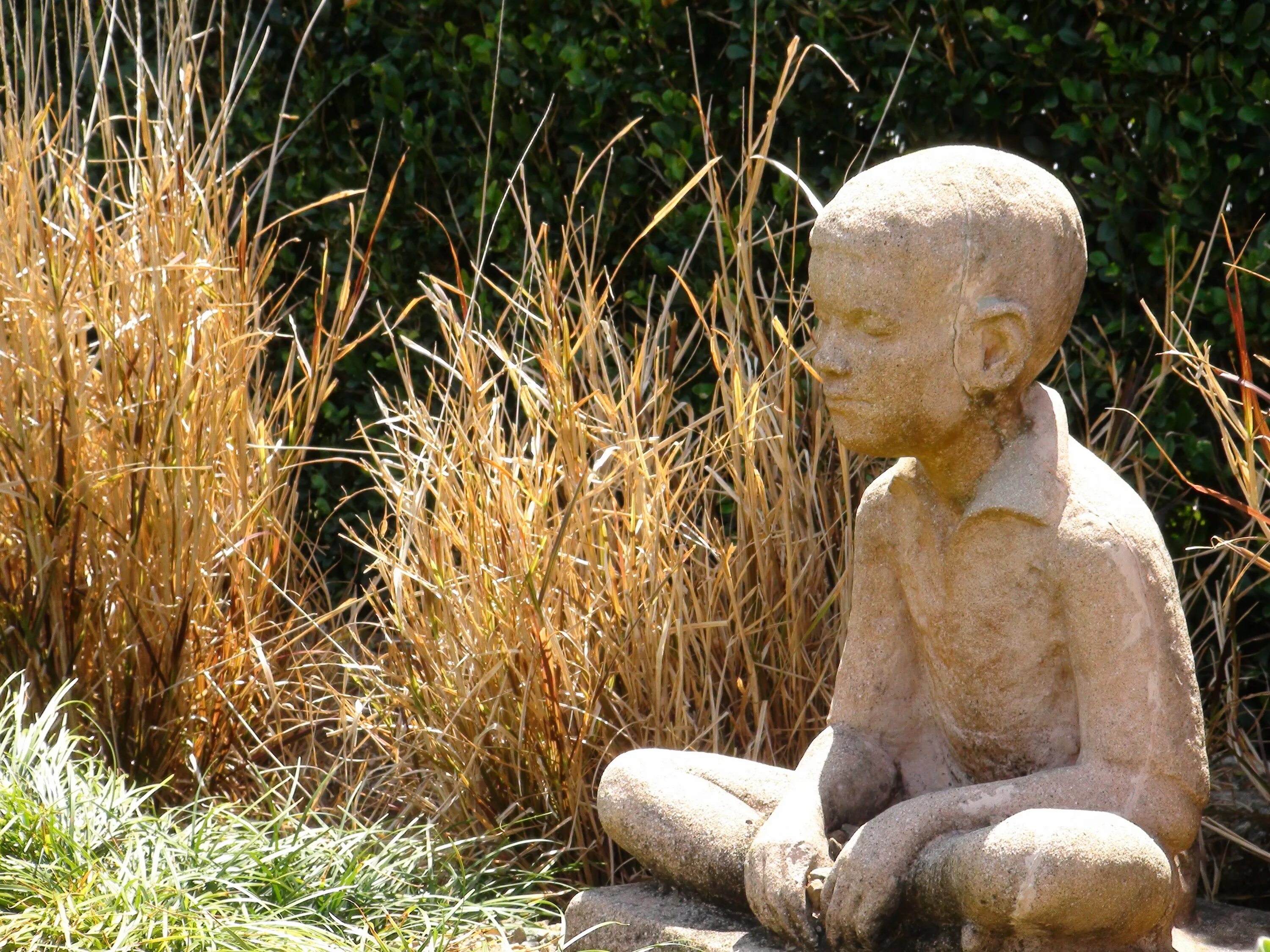 Stone boy. Каменный мальчик Дагестанская Легенда. Мальчик скульптура. Сидящий мальчик скульптура. Фигура сидящего мальчика.