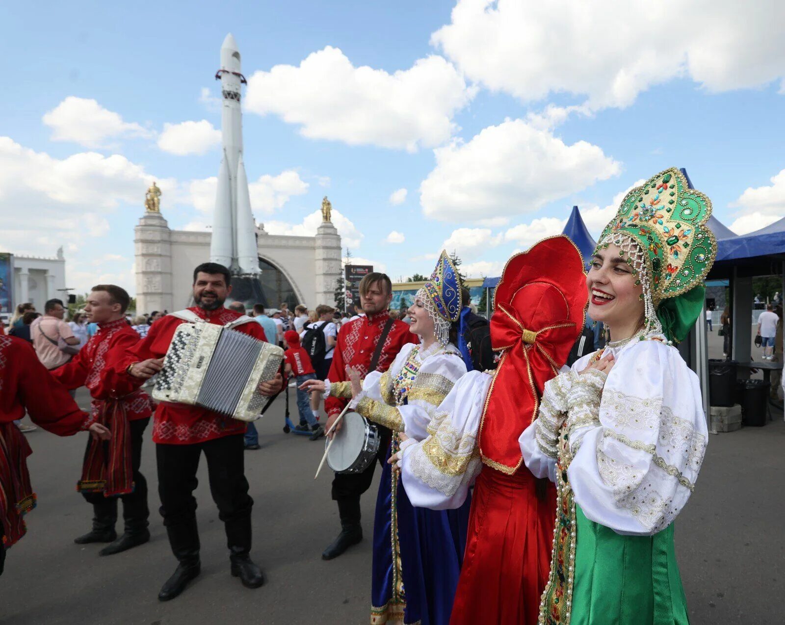 Национальности подмосковья. Хоровод народов России. Массовый хоровод. Народы России объединились. Хоровод национальностей.