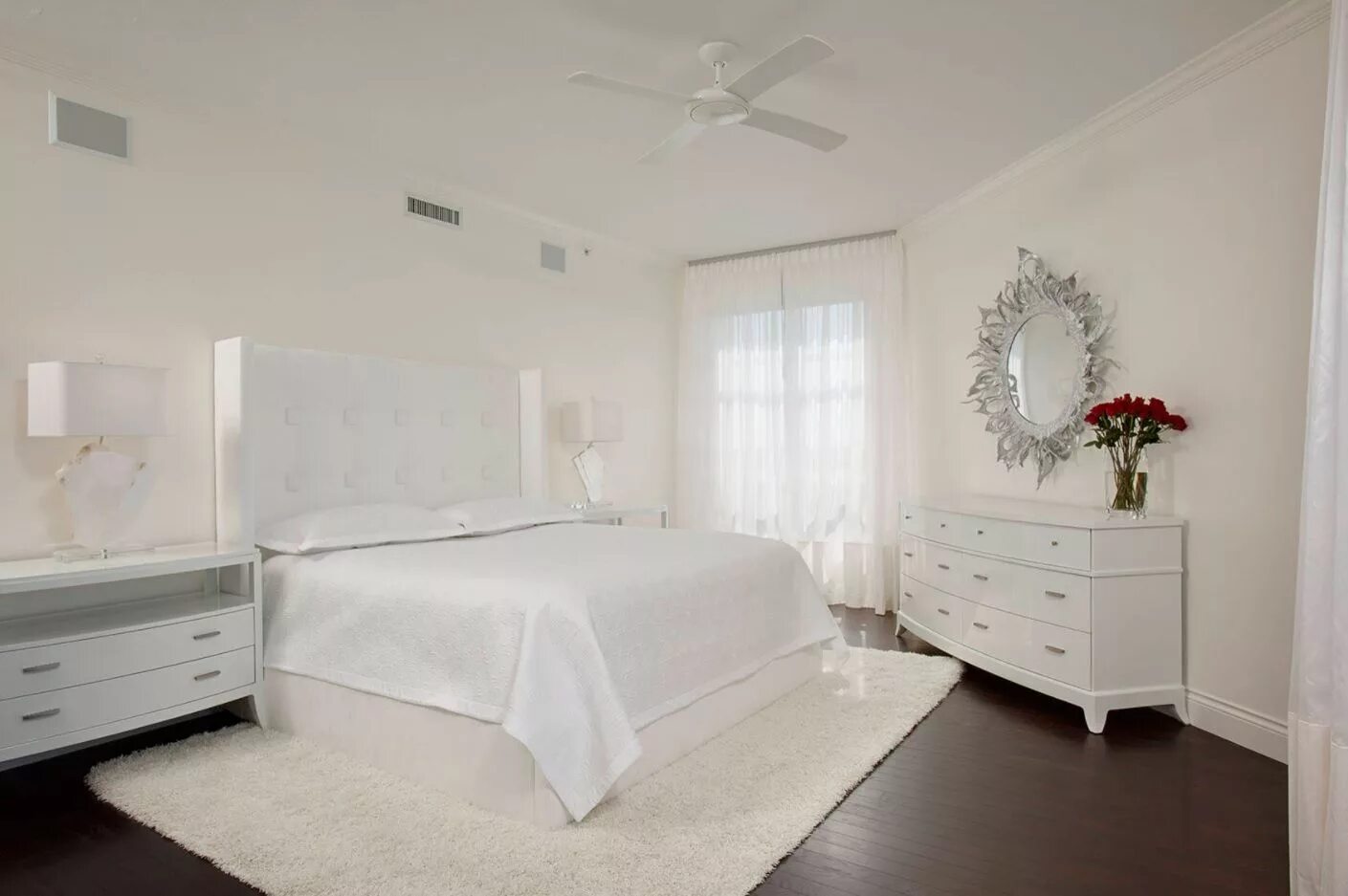 Біла з. Белая спальня. Спальня с белой мебелью. Спальня с бедой мебель. Белый цвет в интерьере.
