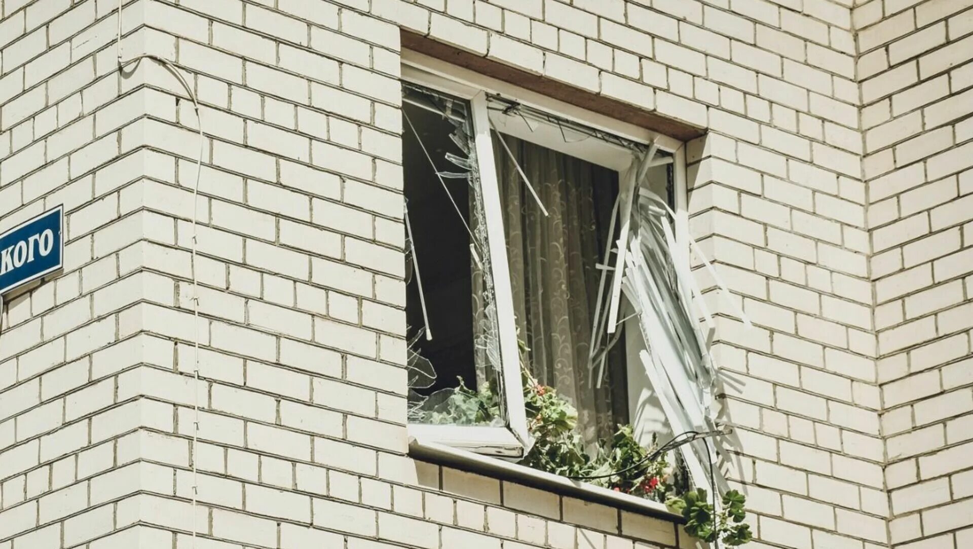 Батайск девушка выпала из окна. В ростове на дону убили девушку. Окно в многоэтажке. Батайск девочка выпала. В батайске женщина упала с 9 этажа.