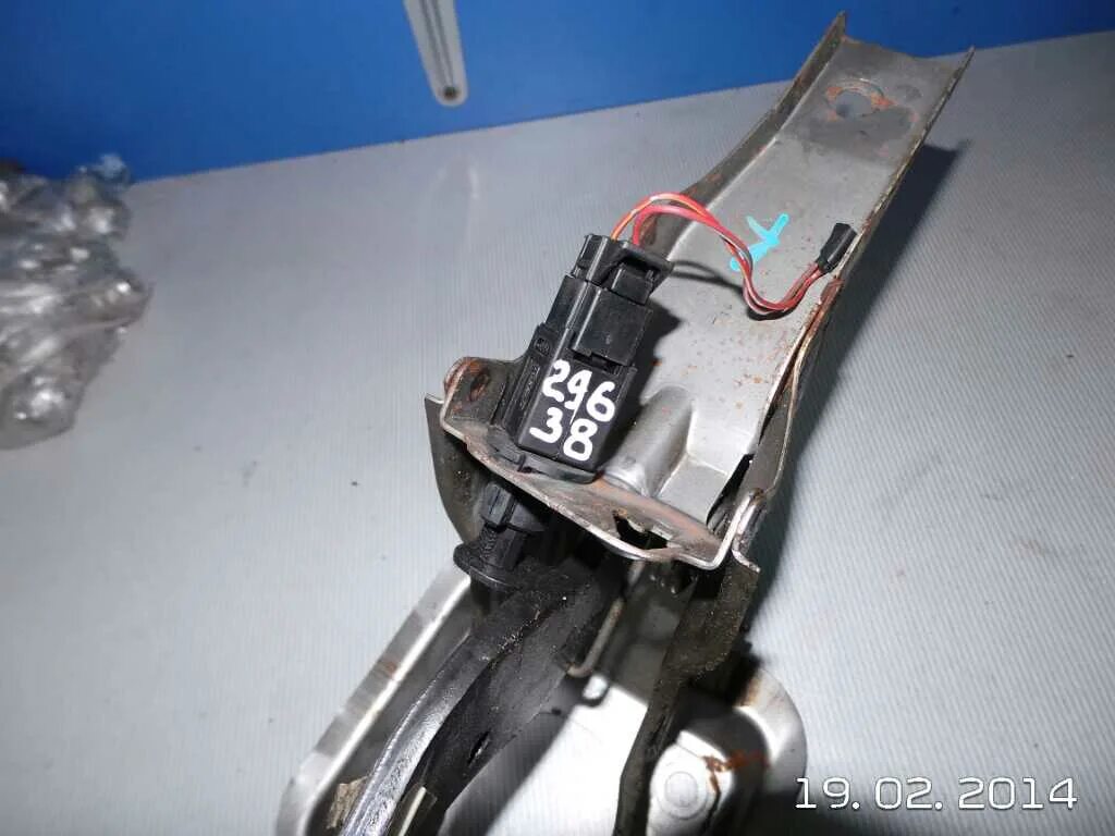 Датчик педали ниссан альмера классик. Датчик стоп сигнала almera n15. разъём концевика ниссан альмера н16. стоп сигнал на ниссан альмера н16. лягушка ниссан альмера н16.