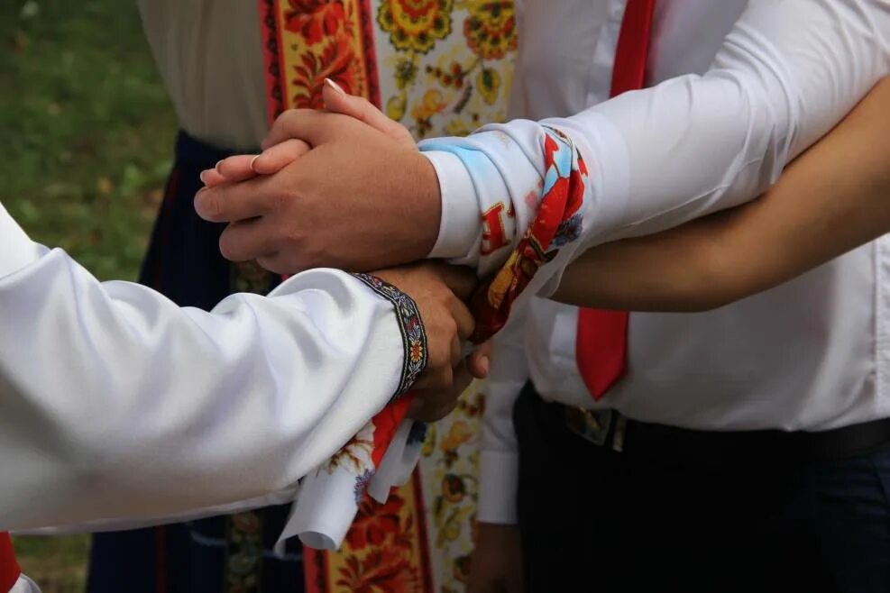 Что означает в свадебном обряде подать пояс