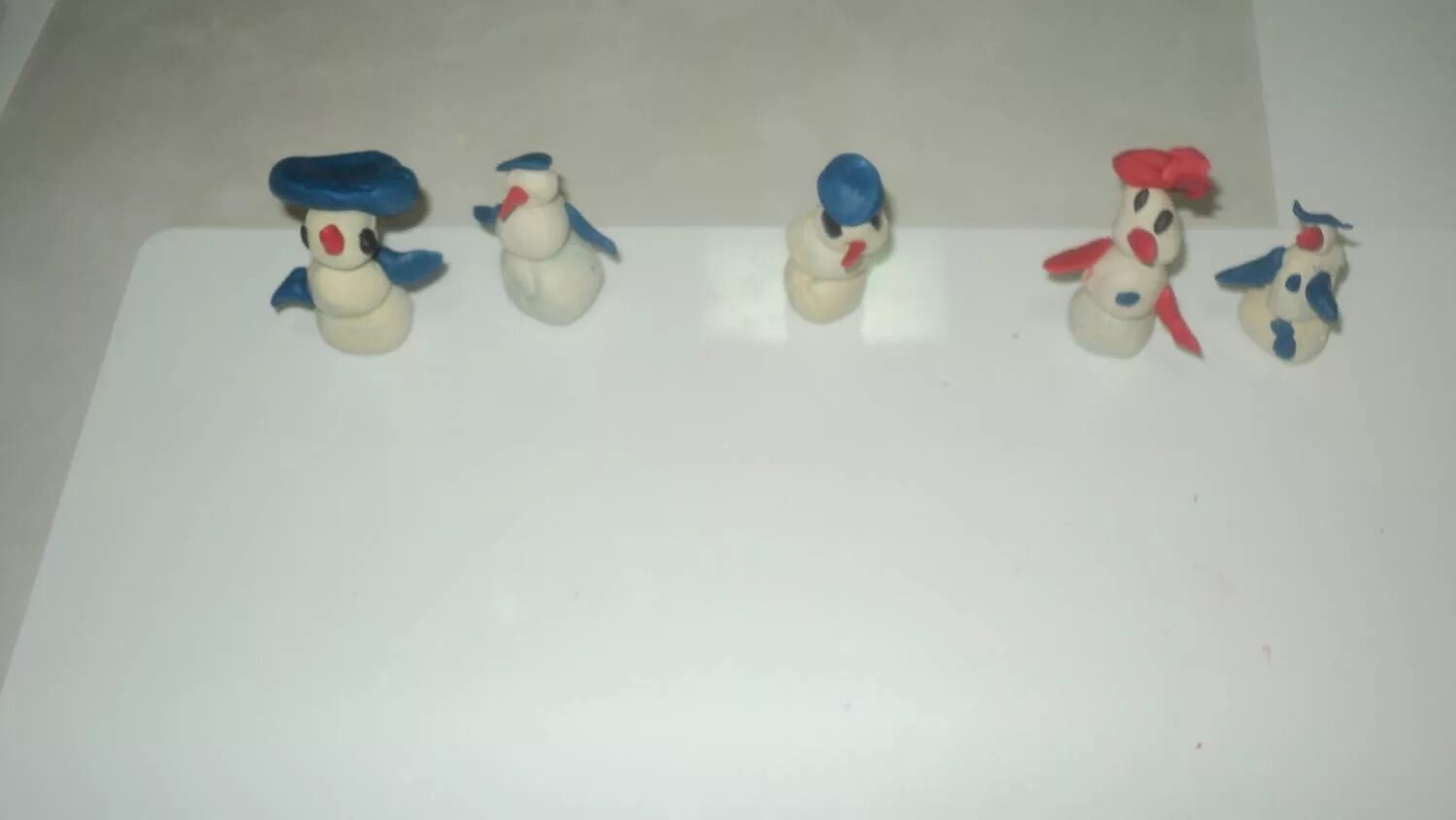 снеговики из пластилина в младшей группе. лепка снеговик. лепка снеговик 1 младшая группа. лепка снеговик в ясельной группе. лека снеговикиу 2 мл группа.