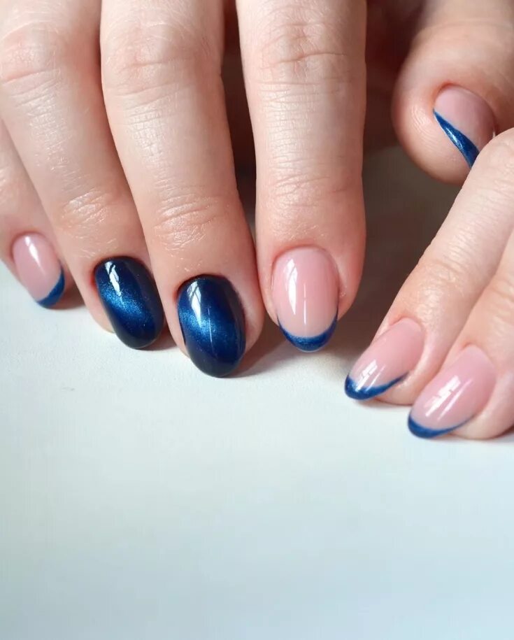 Френч кошачьим глазом фото. Френч кошачий глаз 2022. Маникюр френч синий кошачий глаз. Френч с кошачик глазом. Маникюр кошачий глаз.