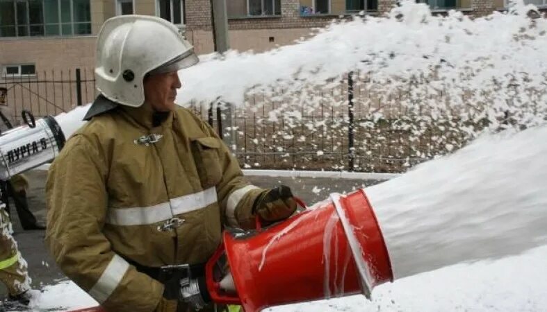 Пенообразователь для пожаротушения МЧС. Пожарная машина с пенообразователем. Тушение пеной. Пенное тушение пожаров. Пурга пена