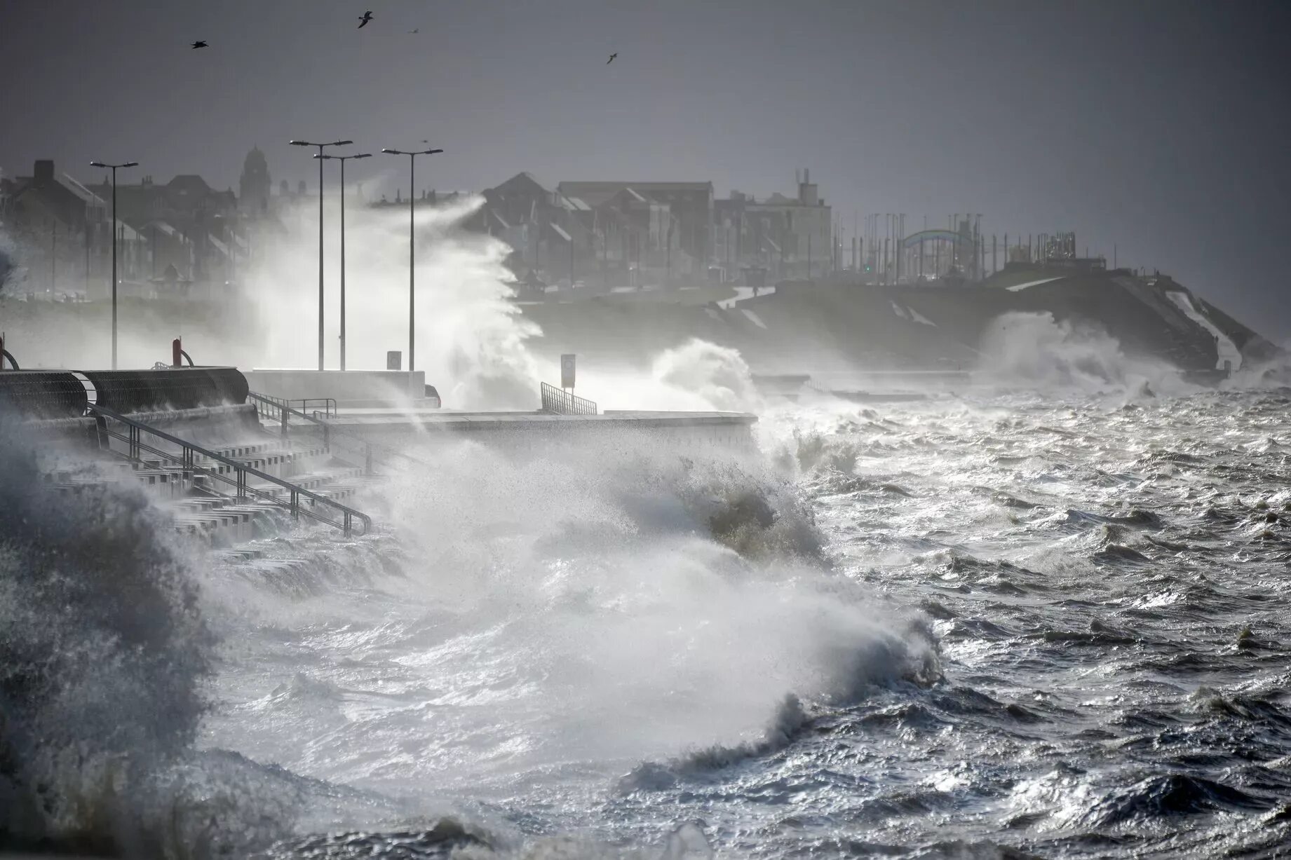 Видео шторма сегодня. Шторм Юнис в Англии. Шторм Великобритании в 2022. Штормы и наводнения. Приближающийся шторм.
