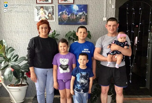 Семья рябовых. Социальный контракт. Что такое соц контракт в соцзащите. Многодетные семьи в россии. Буклеты по социальному контракту.