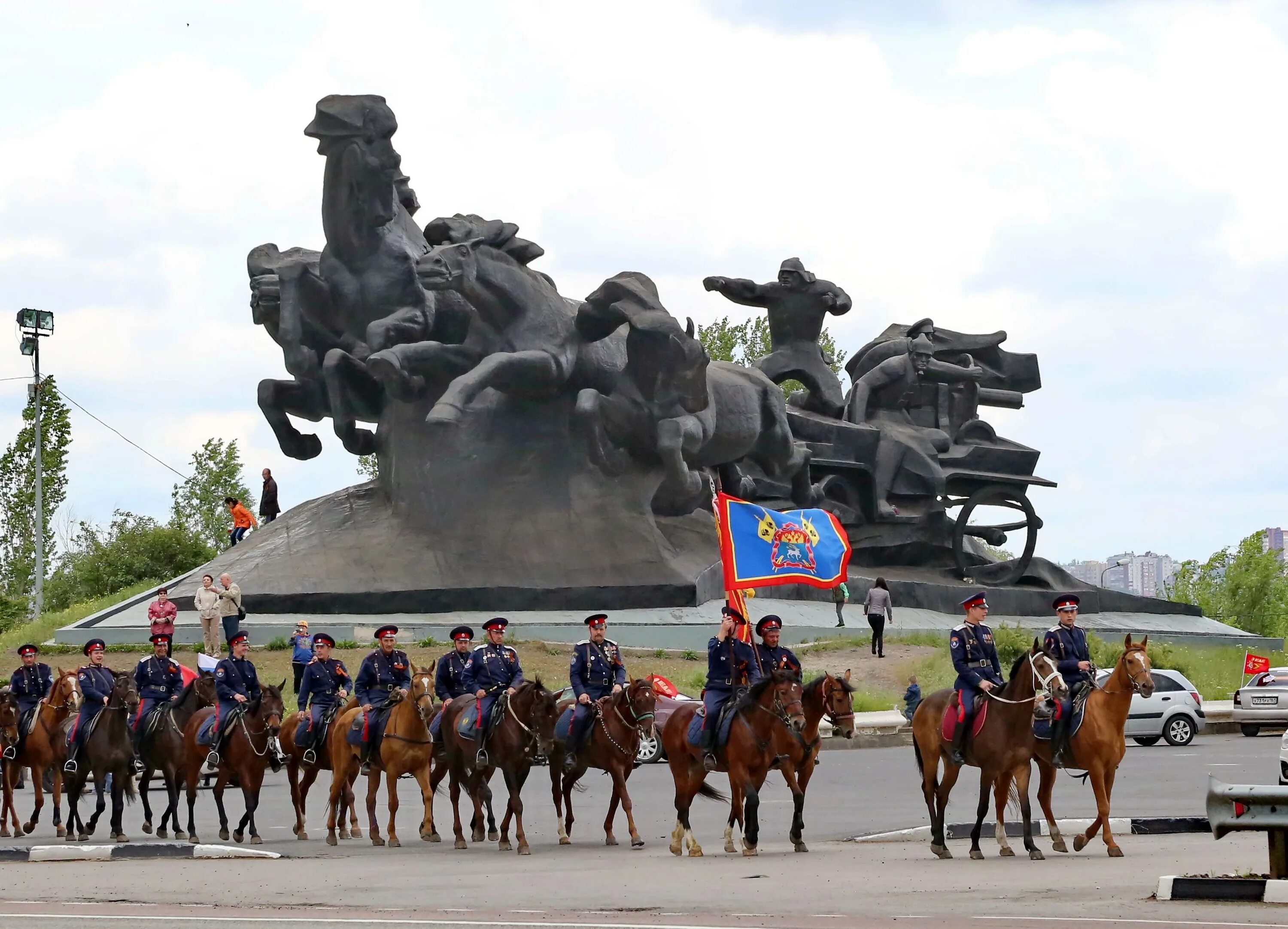 Переехал в ростовскую область. Памятник тачанка Ростов-на-Дону. Тачанка-ростовчанка памятники Ростова-на-Дону. Тачанка памятник в Ростове. Тачанка ростовчанка памятник Ростов.