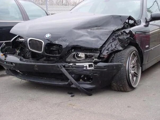 Бмв е30 разбитая. Разбитая bmw f10. Разбитая бмв м5 е60 в хлам. Настанет час мечты бмв разбитая. Бмв м5 е60 битая.
