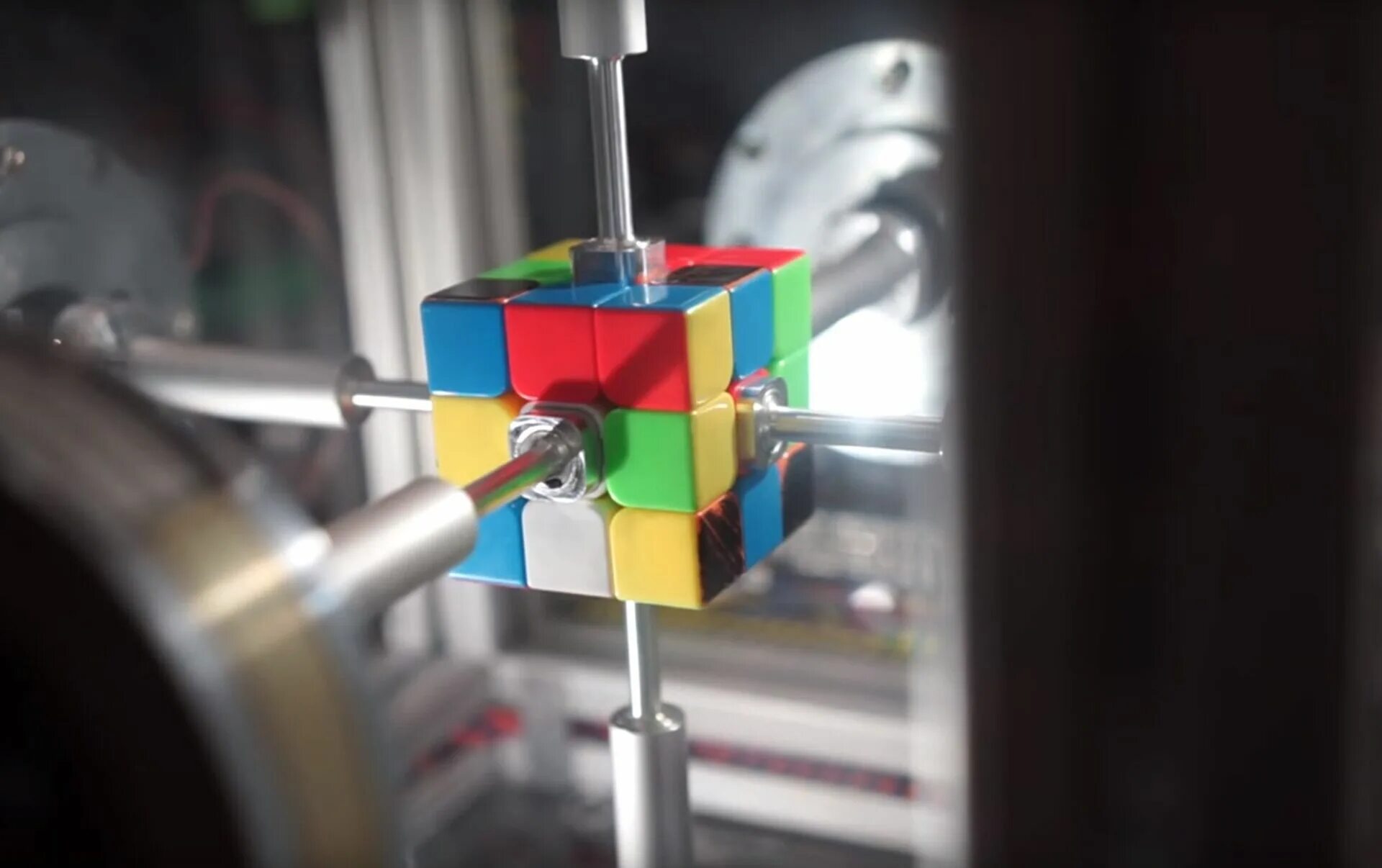 Кубик рубика робот. Робот сборщик кубика рубика. Робот для сбора кубика рубика. Робот собирает кубик рубика. Робот собирает кубик рубик.