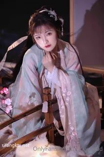 推 特 57 万 粉 网 红 女 神 一 只 云 烧 Buckycloud 最 新 OF 订 阅 福 利.