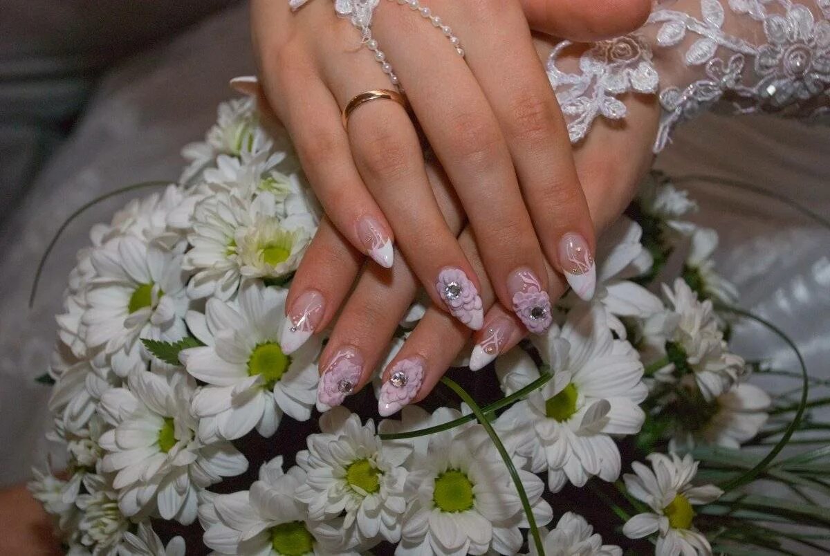 Свадебный маникюр. Маникюр на свадьбу. Маникюр невесты. Свадебный дизайн ногтей. Наращивание цветы