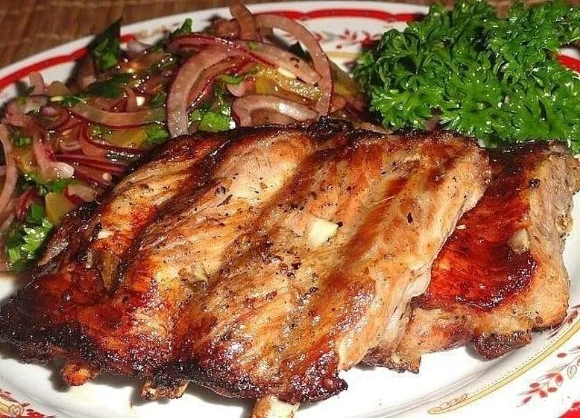 Как вкусно приготовить свиные ребра рецепт. Рёбрышки свиные. гарнир к ребрышкам. гарнир к ребрышкам свиным в духовке. жареные ребрышки.