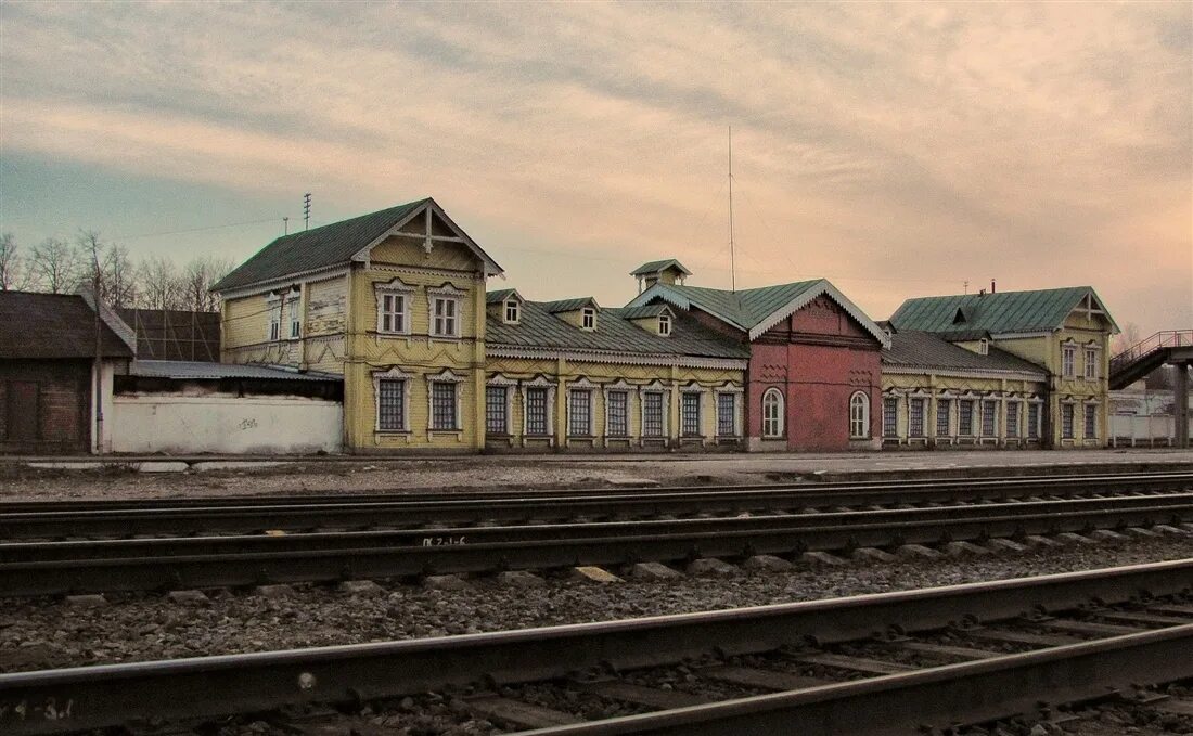 Включи старая станция. Старый вокзал Струнино. Старый Железнодорожный вокзал Иваново. Струнино ЖД станция. Железнодорожный вокзал (станция Шарташ).