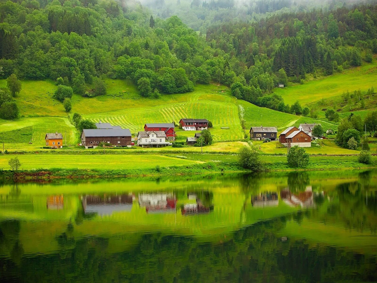 Норвегия Долина деревня. Озеро Стрюн, Норвегия. Норвегия холмы. Норвегия Сельская местность фермы. Деревня возле озера