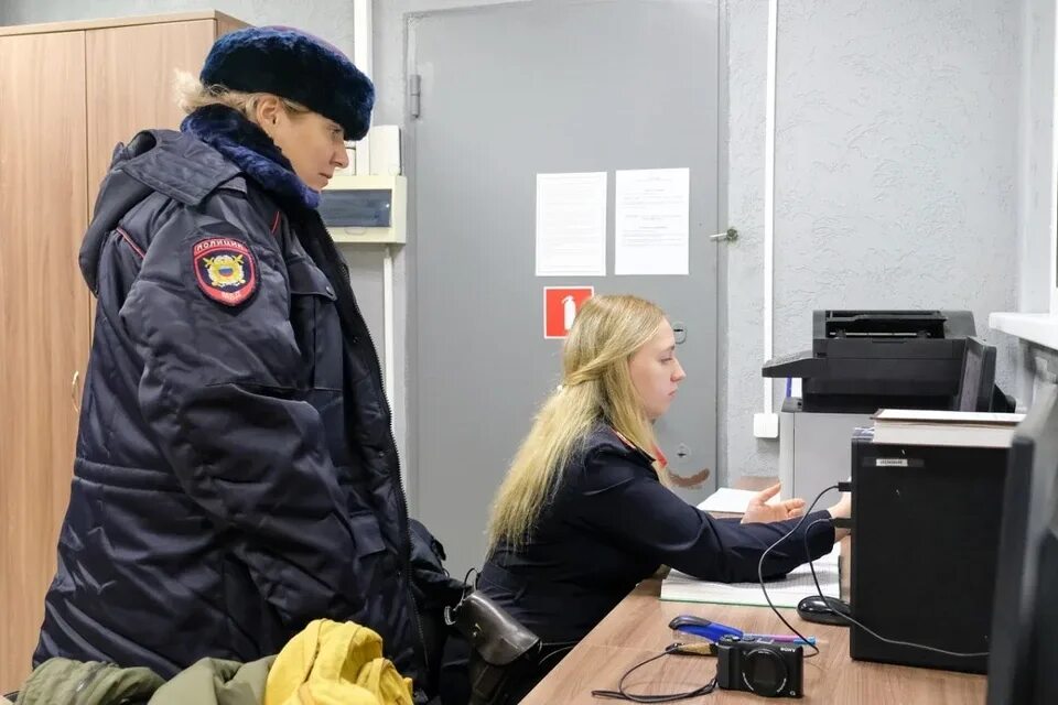 Московский полиция дежурная часть. Фото дежурной части полиции. Дежурные части полиции. Полиция изымает дом. Полицейский поста дежурной части.