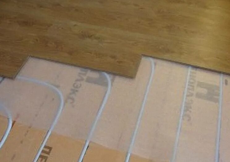 Толщина ламината под электрический теплый пол. Инфракрасный теплый пол под ковролин. Укладка теплого пола на фанеру. Тёплый пол электрический инфракрасный пленочный укладка. П.