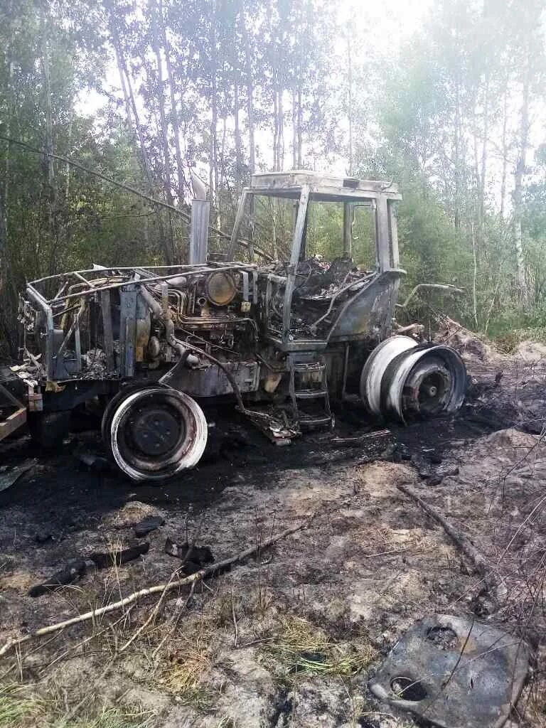 Сгорел трактор. Горелый трактор. Обгоревший трактор. Сгоревший трактор в болоте. Сгоревший трактор