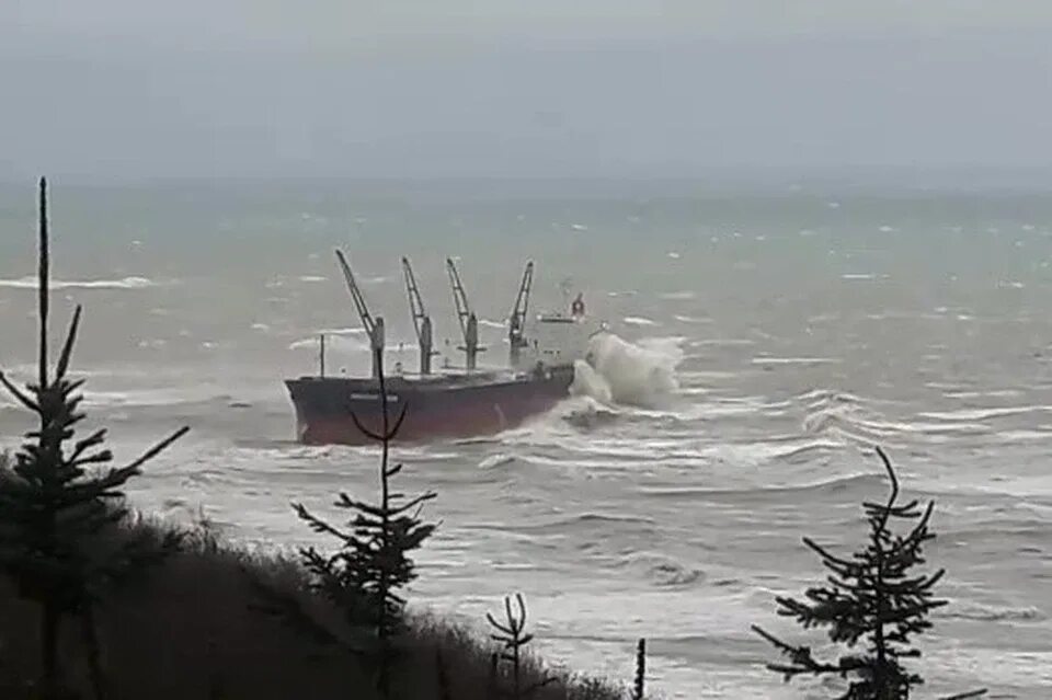 Море терпящее бедствие. Сахалин корабль сел на мель. Судно в шторм. Судно терпит бедствие. Корабль после шторма.