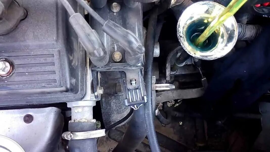 Масло для двигателя лифан 6. Моторное масло лукойл на лифан х50. Заливная пробка лифан х60. Лифан x60 масло в кпп артикул. Залить масло в х60.