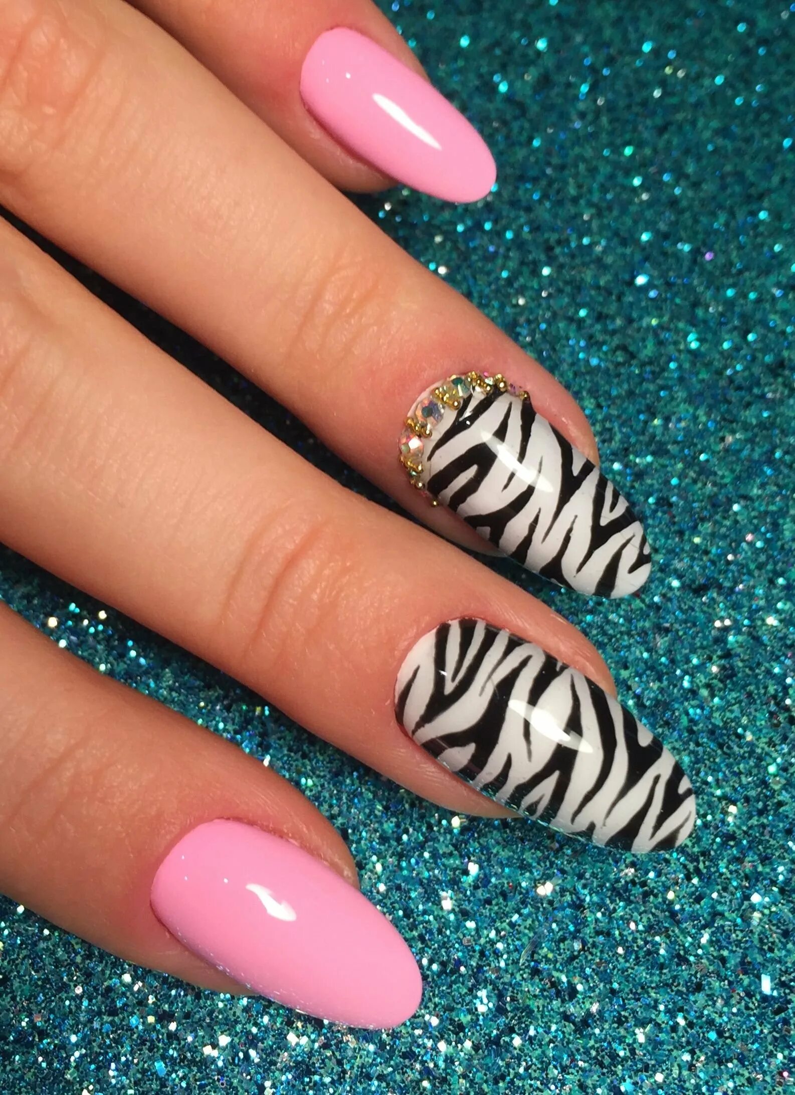 Коричневый маникюр. Маникюр зебра с розовым. Маникюр в коричневых оттенках. Дизайн ногтей под. Мраморный маникюр.