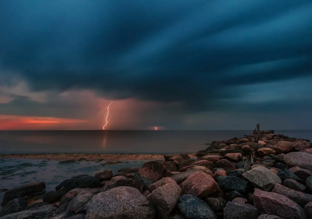 Камень гроза. Гроза на море. Грозовое море. Грозовое небо на море. Гроза на Байкале.