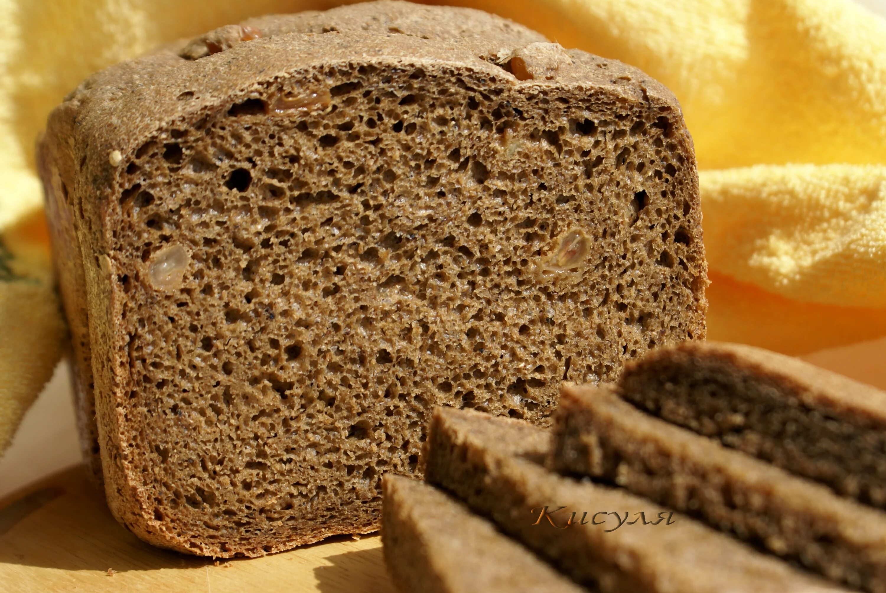 Хлеб в хлебопечке 1 кг. Черный хлеб. Чёрный хлеб в хлебопечке. Бородинский хлеб в хлебопечке. Хлеб черный Бородинский.
