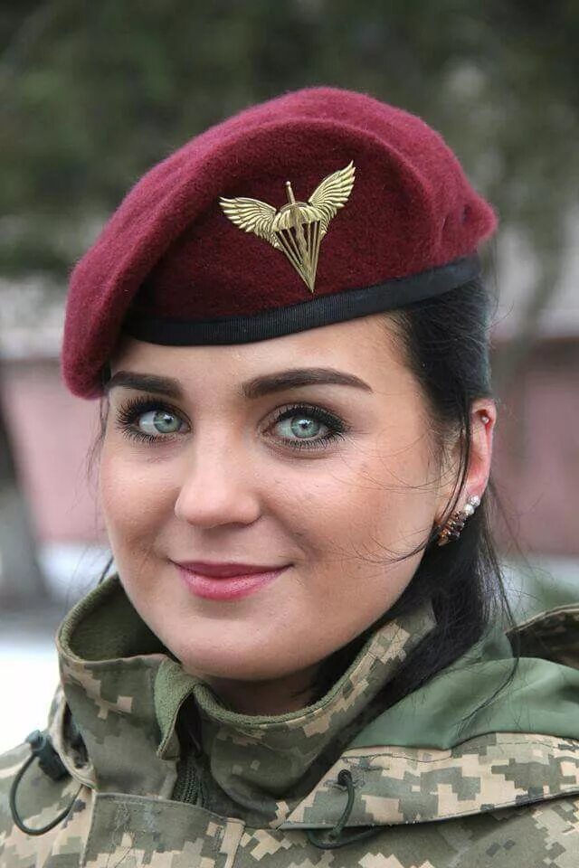 Берет сербии. Сербские девушки. Девушки в беретах военных. Дама берет. Военный берет для женщин.
