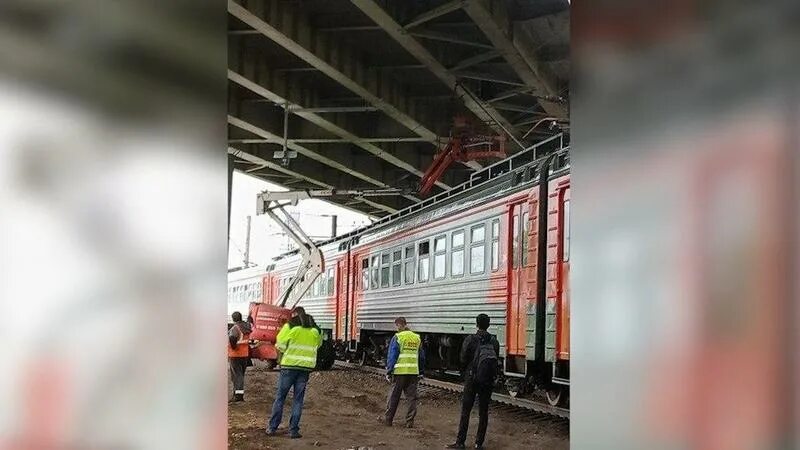 Задержка электричек сегодня мцд. Задержка поезда. обухово электрички. электрички провода.