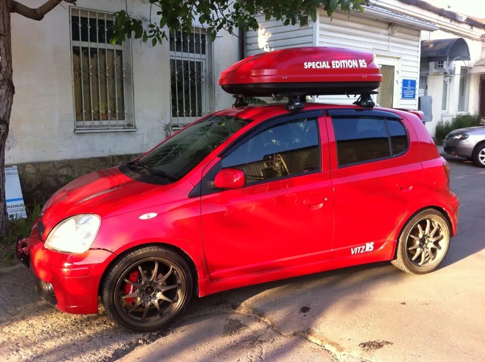 Багажник на крышу тойота yaris. Багажник на ярис 2001 2005. Багажник на тойота ярис 2007. Багажник на крышу тойота витц 90. Крыша тойота ярис.