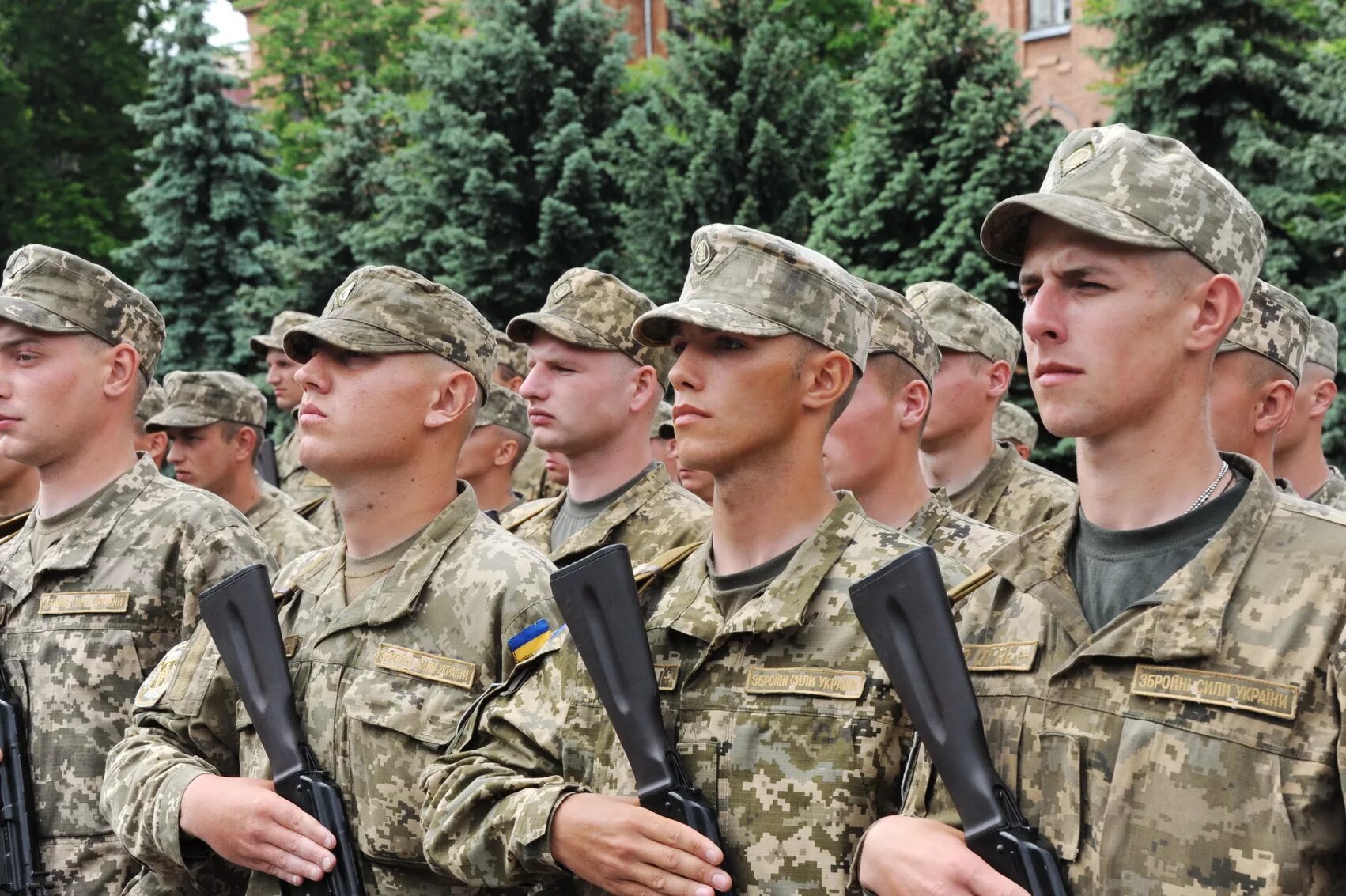 Военнослужащие срочной службы. Молодые военные. Молодые военнослужащие. Срочники на Украине.