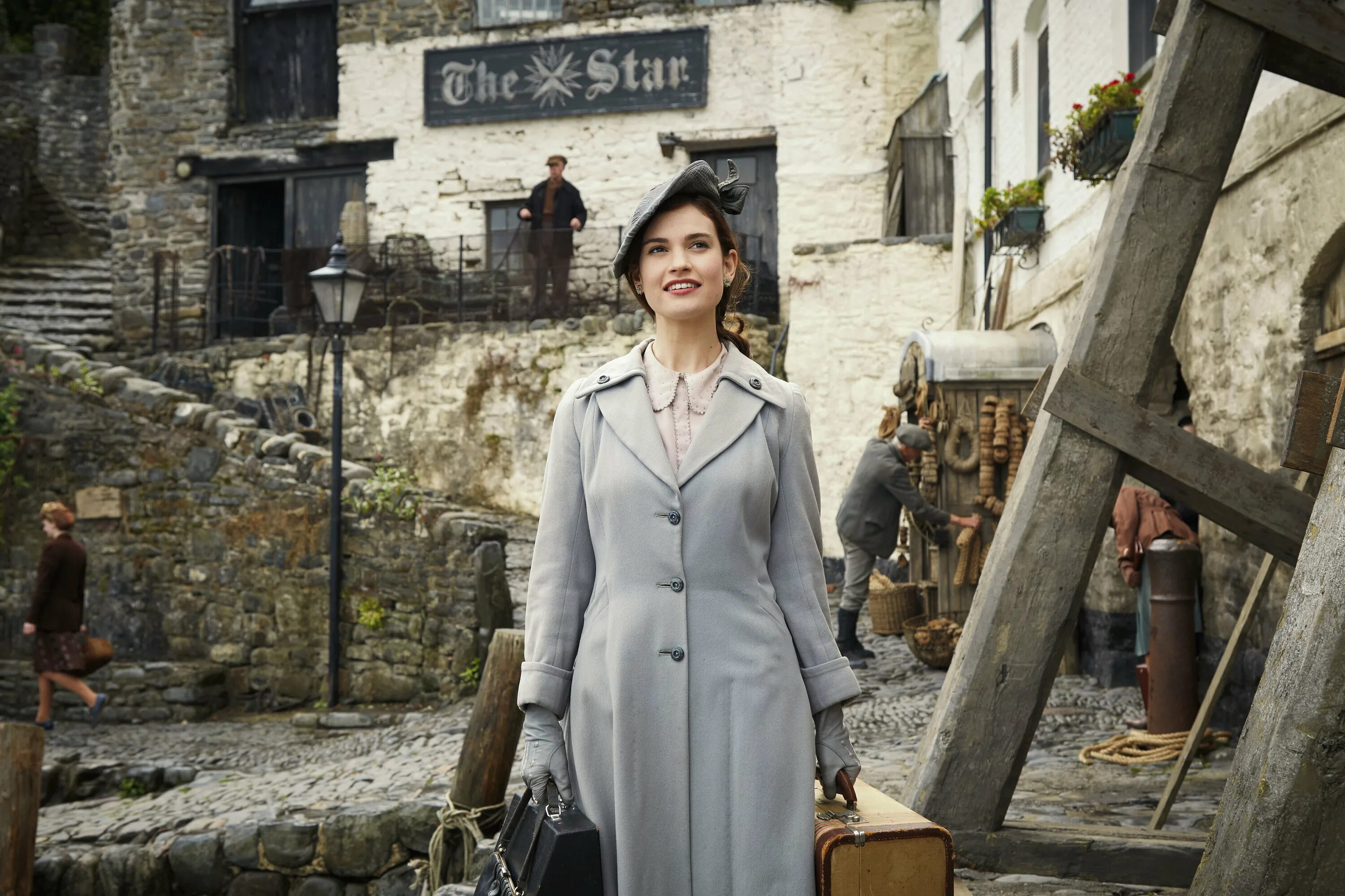 Lily james the guernsey literary and potato peel pie society. обложка книги клуб любителей книг и пирогов из картофельных. книжный клуб любителей пирогов из картофельных очистков. клуб пирогов из картофельных очистков книга. клуб картофельных.