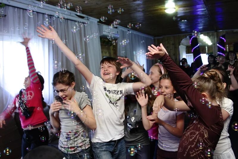 Вечеринка школьных друзей. Вечеринка школьных друзей. Вечеринка школьных друзей. Молодежная тусовка. Школьная вечеринка.