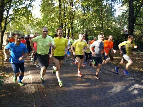 Забег в Северном Тушино. Парк Северное Тушино бегущие люди. Parkrun Люберцы. Футбольная коробка в парке Северное Тушино.