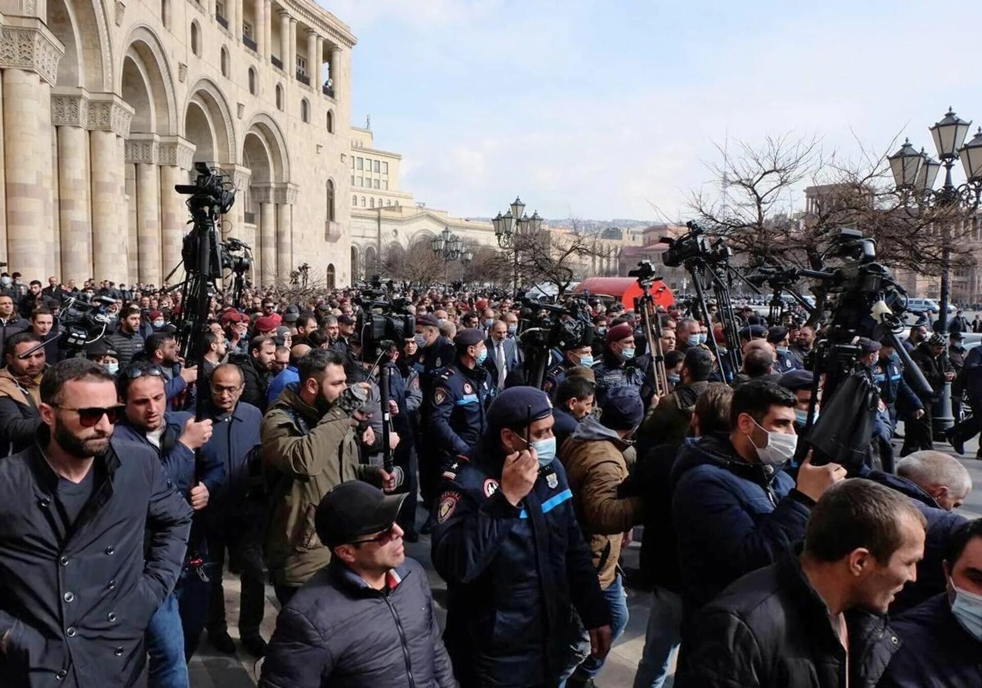 Ехать ли в армению сейчас. Митинг Армении против Пашиняна. Протесты в Армении 2021. Пашинян на протестах в Армении. Революция в Армении 2022.