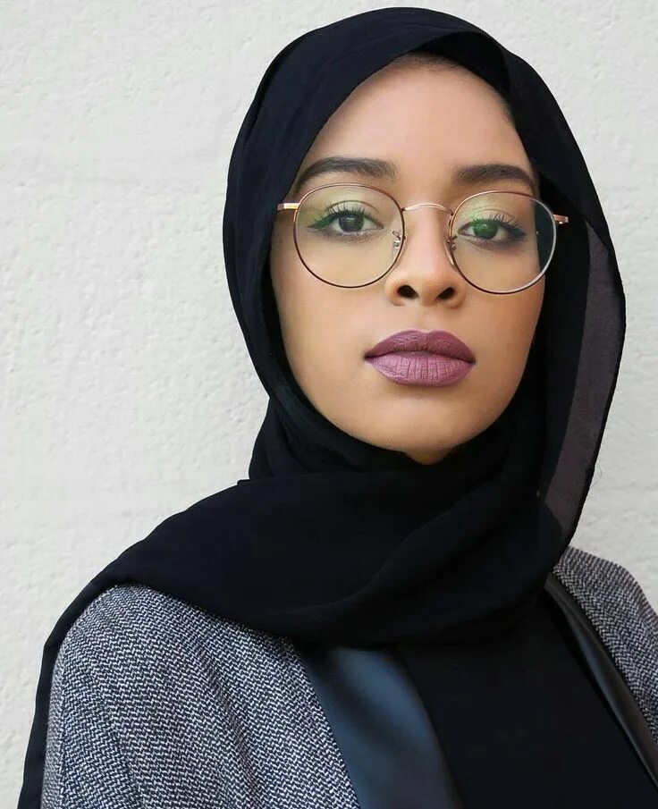 Счастливая мусульманка. Арабка в очках. Девушка в хиджабе и очках. Миа халифа в платке. Мусульманка в очках.