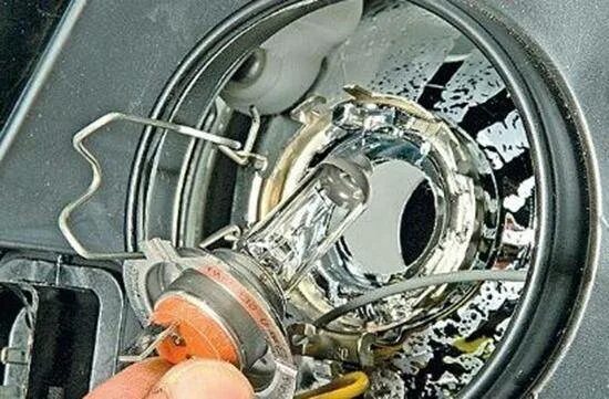 Гранта цоколь ламп ближнего света. Камаз ближний свет 65115 лампочка. Лампочка ближнего света камаз 43118. Крепление лампы ближнего света калина 2. Крышка предохранителей камаз 5490.