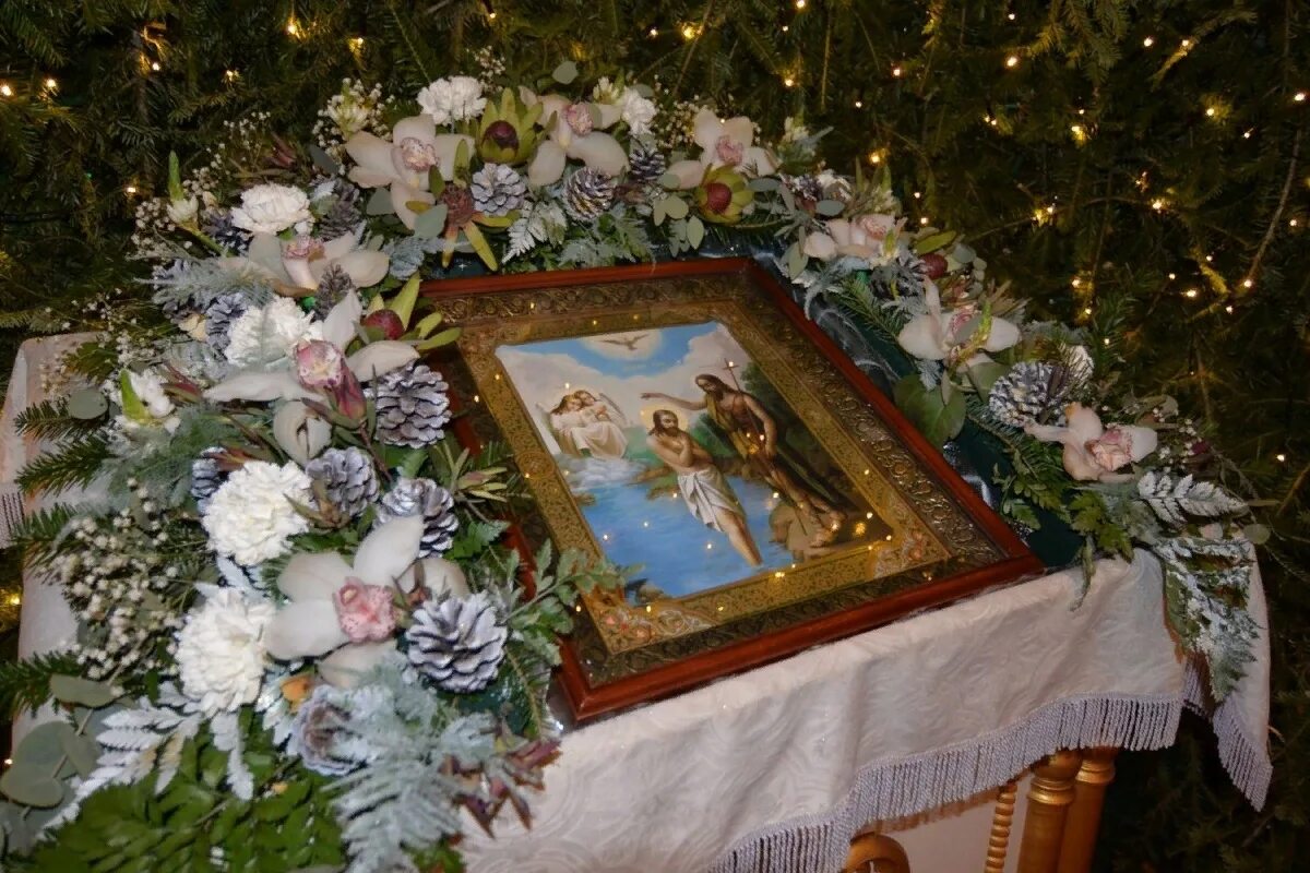 Крещение господне икона елоховский собор. Храмовая флористика преображение господне алтарь. Роспись храма архистратига михаила в севастополе. Храмовая флористика крещение. Крещение господне иконография.