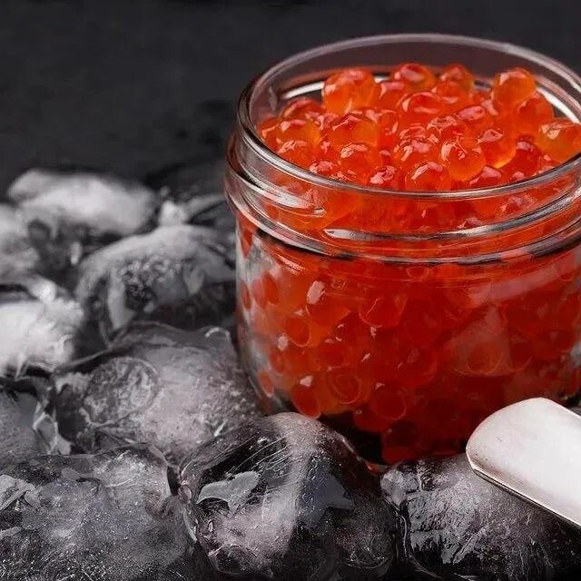 Как хранить икру кеты. Хранение красной икры. черная икра в кубе льда. как правильно хранить красную икру. картинки фото икра красная икра чёрная в ведрах в холодильнике.