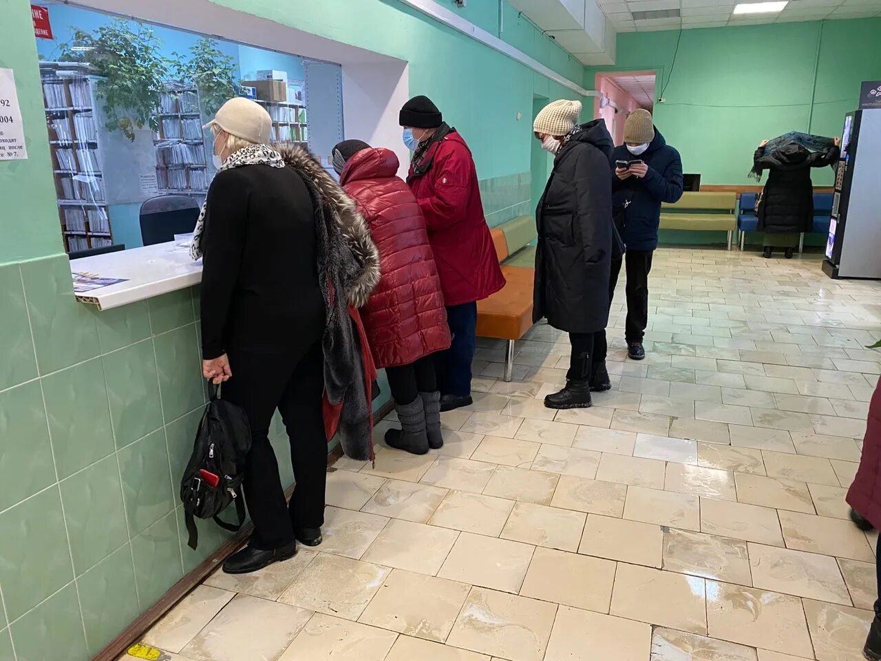 Встать в очередь к врачу. Очередь в поликлинике. очередь в больнице. очередь к врачу на улице. очередь в поликлинику калуга.