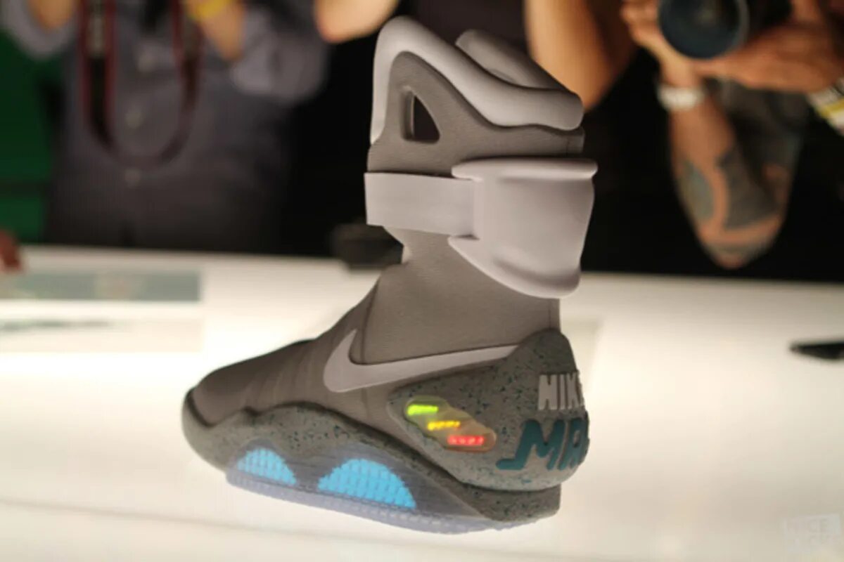Nike кроссовки будущего. Кроссовки nike mag back to the future. nike air mag 2015. nike mag 10. nike air mag 2016 2011.