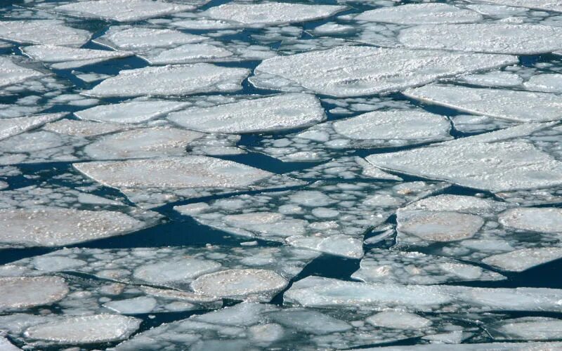 Поверхность льда. Ледяная поверхность. Льдины трескаются. Поверхность льда с трещинами в.
